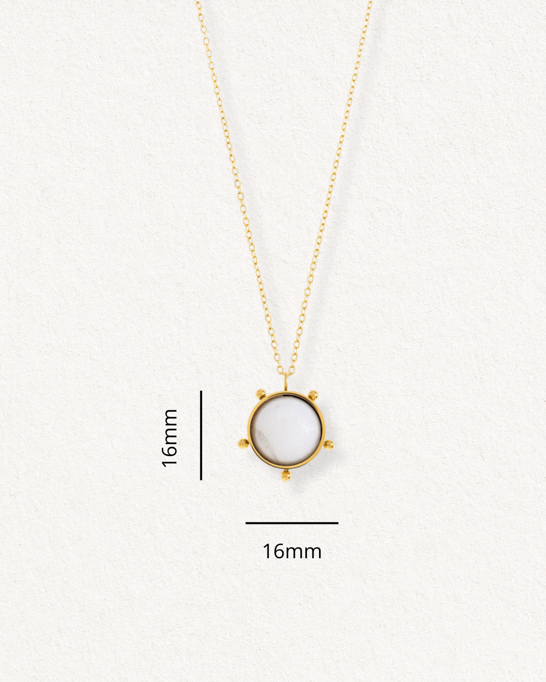 Como Jewelry "Kaklarota - Mēness gaisma": zelta kaklarota ar apaļu baltu piekariņu (16 mm diametrā un augstumā), uz gaiša fona ar izmēru apzīmējumiem. Ūdensizturīga un eleganta sievietēm - praktiska izvēle.