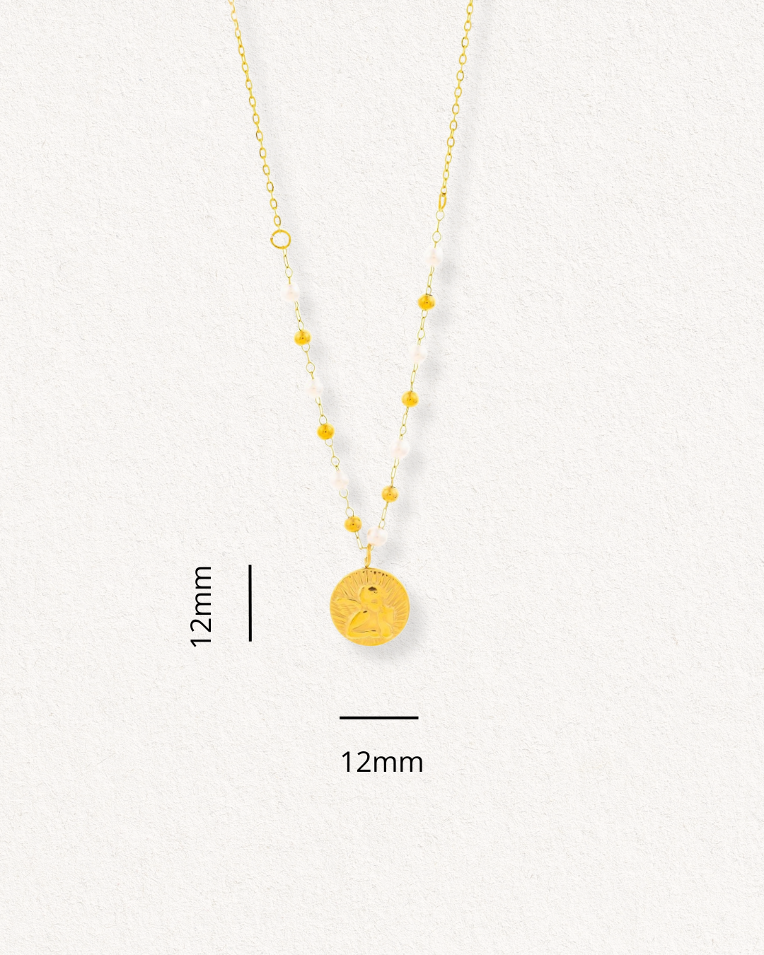 Como Jewelry Kaklarota - Amors ir zelta kaklarota sievietēm ar 12 mm lielu apaļu sejas dizaina kulonu ar mazām apaļām pērlītēm gar ķēdīti, kas attēlotas uz gaišas faktūras fona.