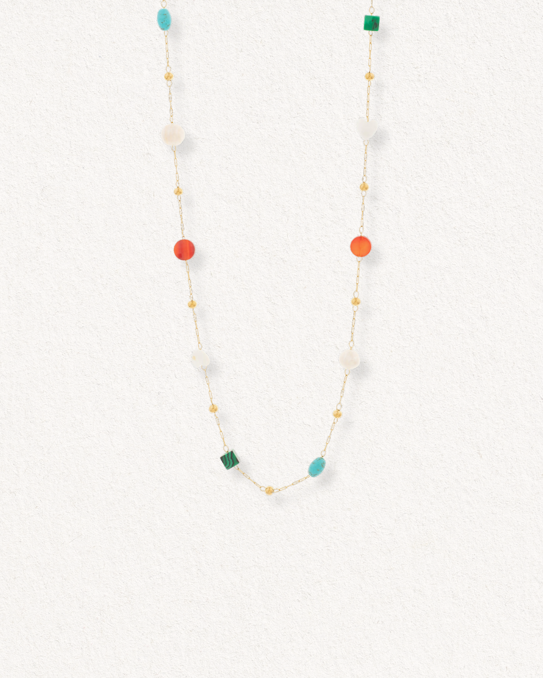 Como Jewelry Kaklarota - Krāsu rotaļa ir smalka zelta kaklarota sievietēm ar izvietotām tirkīza, zaļām, oranžām un caurspīdīgām baltām pērlītēm uz balta fona.