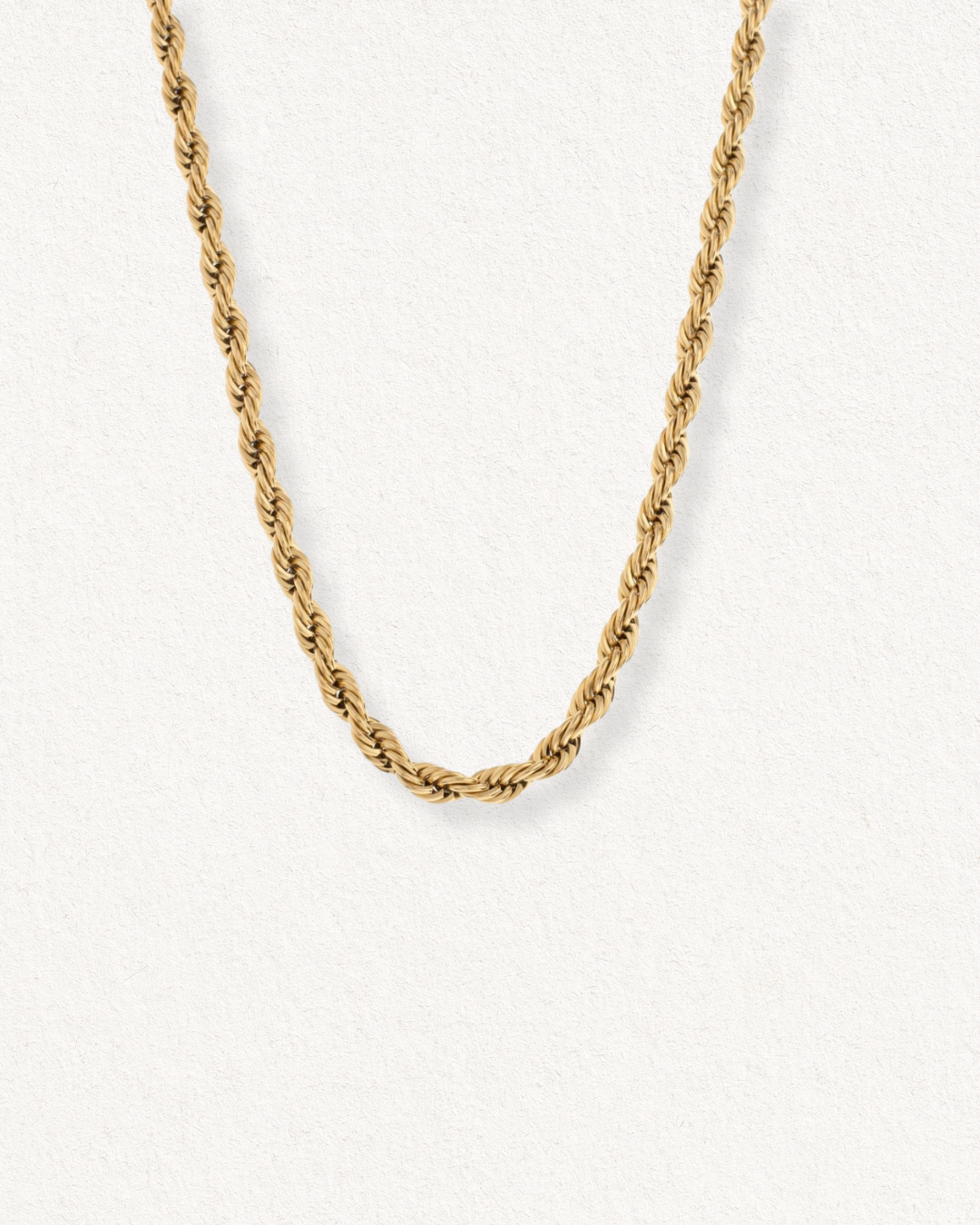 Como Jewelry "Kaklarota - Zelta ķēde" - sieviešu zelta kaklarota ar tvistotiem posmiem, elegantu tekstūru. Moderns, antialerģisks dizains piemērots ikdienai un svētkiem, izcelta uz gaiša fona.