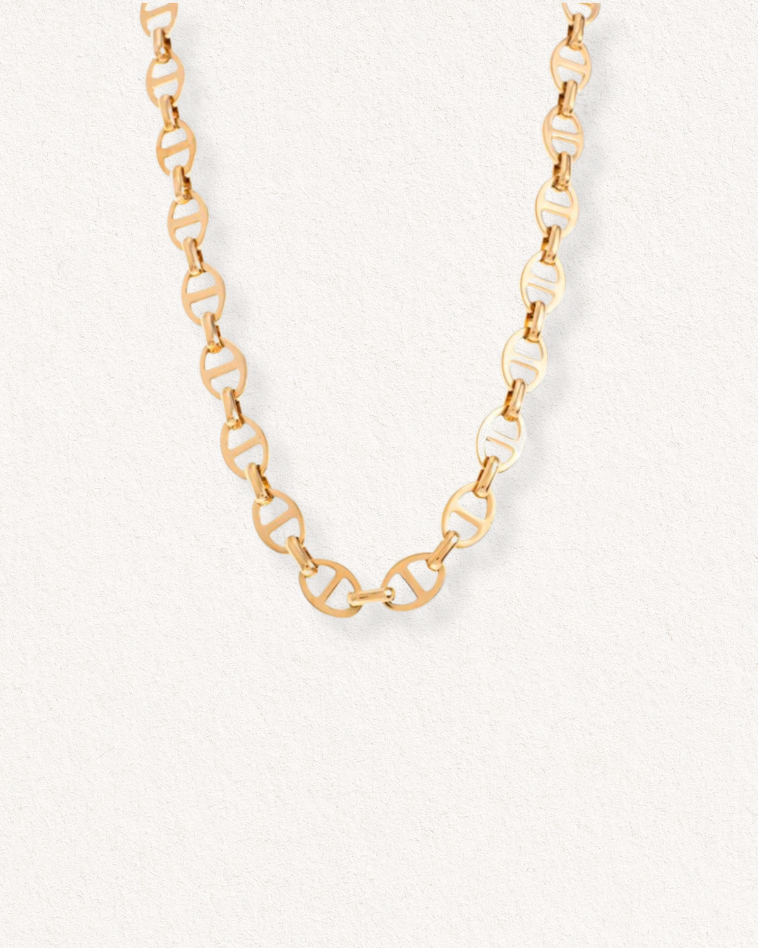 Kaklarota - Zelta ķēde no Como Jewelry ir moderna zelta ķēdīte ar apaļiem, savstarpēji savienotiem posmiem un baltiem emaljas akcentiem uz gaišas faktūras fona.