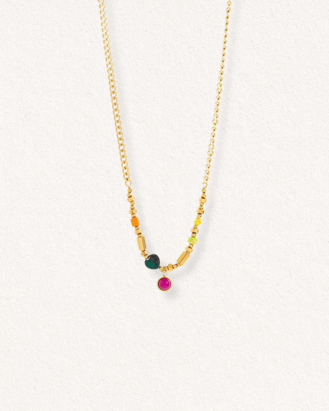 Como Jewelry Kaklarota - Rio ir maiga sieviešu kaklarota ar mazām krāsainām pērlītēm un vienu lielu purpursarkanu pērļu piekariņu uz gaiša faktūras fona.