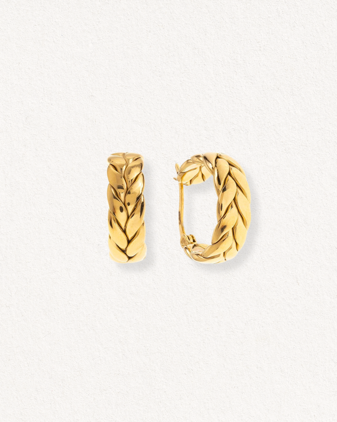 Mazie auskari - Vijums by Como Jewelry: pāris mazu, pītu lapu iedvesmotu auskaru jutīgai ādai. Attēlots uz gaišas faktūras fona - viens skats no priekšpuses, viens skats no sāniem, daļēji atvērts.