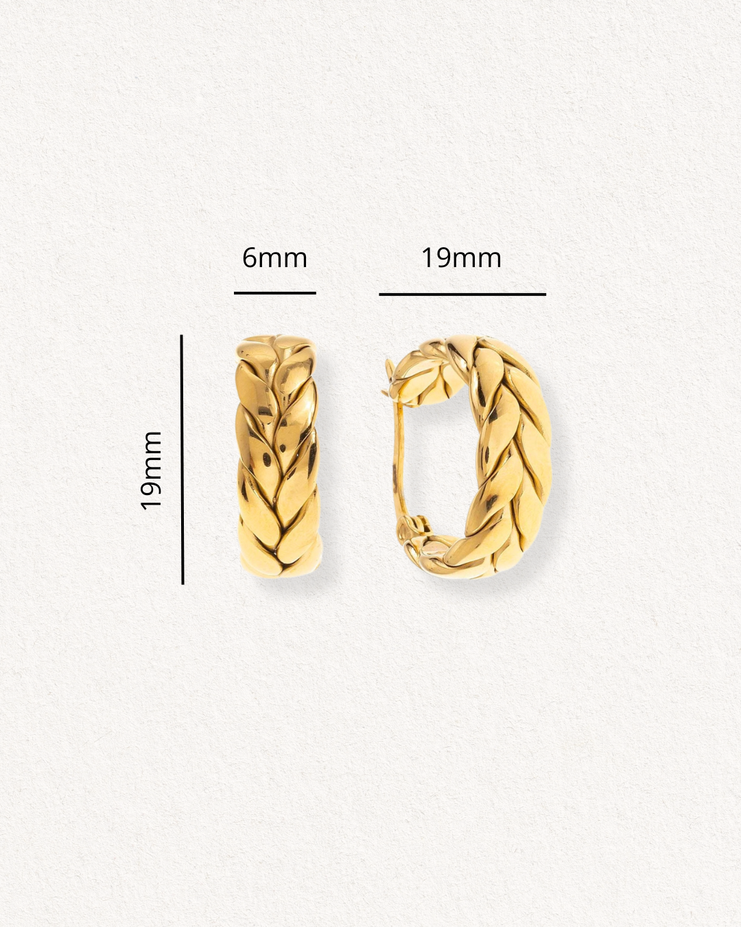 Mazie auskari - Vijums by Como Jewelry: Šie 19x19x6mm pītie riņķveida auskari ir ūdensdroši, ideāli piemēroti jutīgai ādai. Attēlots uz gaišas faktūras fona.