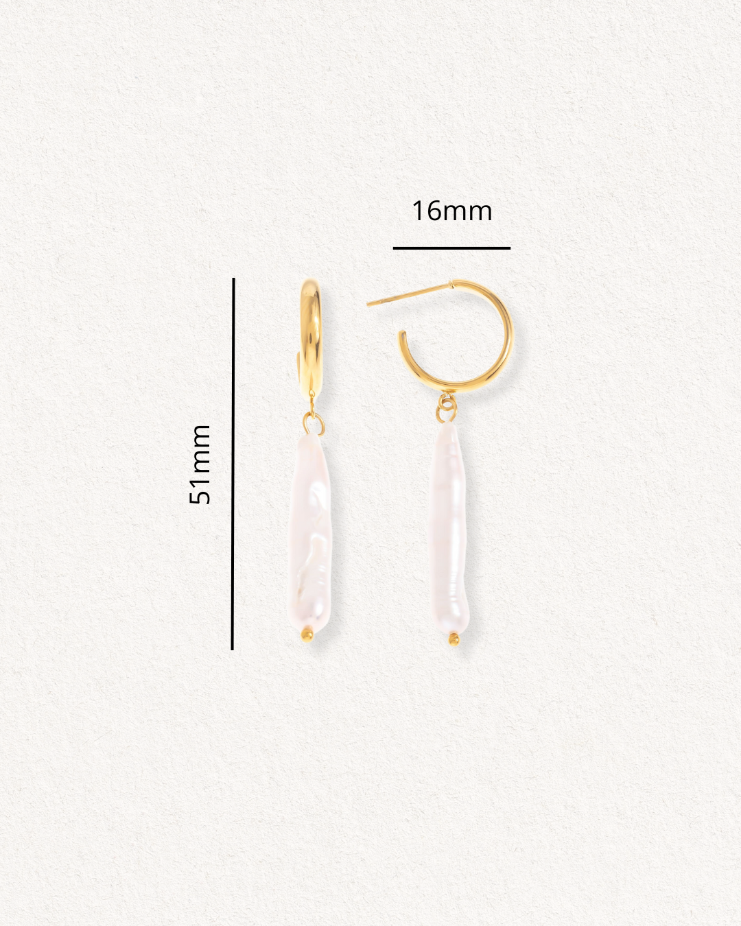 Como Jewelry "Auskari - Lagūnas pērles": zelta juveliertērauda auskaru pāris ar gariem, neregulāriem baltiem saldūdens pērļu pilieniem - viens slēgts, otrs atvērts. Izmērs: 51 mm x 16 mm. Uz gaišas faktūras fona.