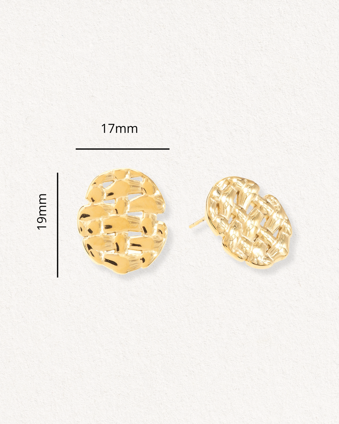 Divi fakturēti, neregulāras ovālas formas Mazie auskari - Pinums spieķu auskari no Como Jewelry uz gaiša fona, ar marķētiem izmēriem 17 mm platumā un 19 mm augstumā.