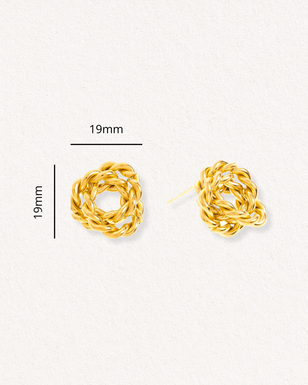 Mazie auskari - Mezgls by Como Jewelry ir zelta pārklāta tērauda auskari vītā mezgla dizainā, kas attēlots uz gaiša fona. Viena auskara izmērs un marķējums ir 19 mm garš un 19 mm plats.