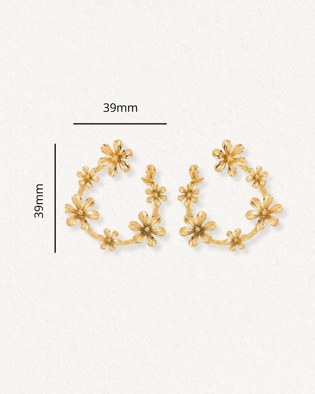 Como Jewelry Auskari - Rokoko ir apzeltīti ziedu formas auskari, katrs ar vairākiem ziediem, 39 mm plats un augsts, uz krēmkrāsas fona.