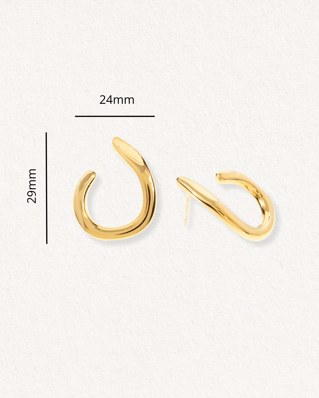 Como Jewelry Auskari - Plūsma ir zelta, atvērti riņķveida auskari ar modernu, asimetrisku dizainu juveliertēraudā. Ūdensizturīgi. Attēlots bēšā krāsā. Izmērs: 29 mm augstums, 24 mm platums.