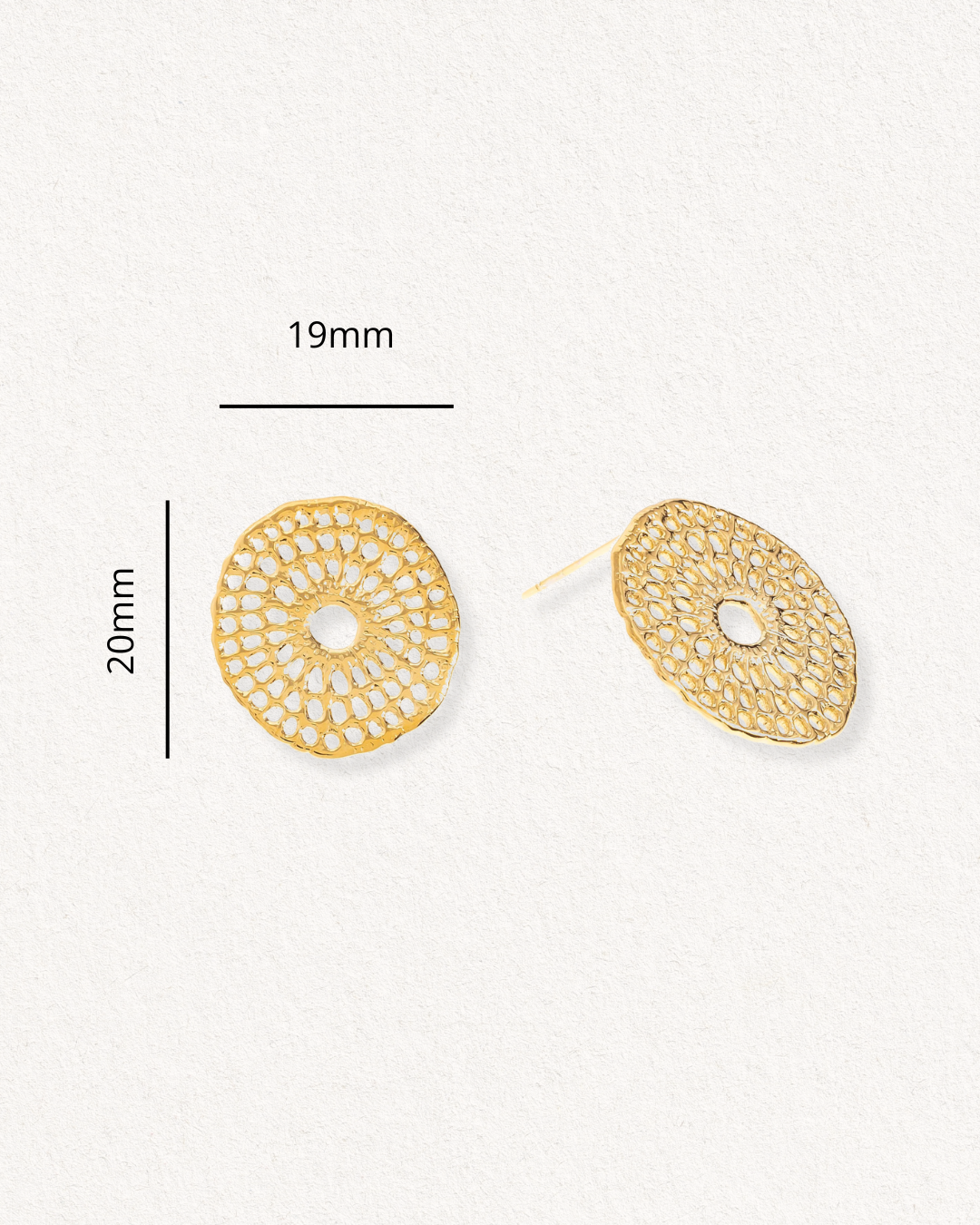 Mazie auskari - Saules pinumi no Como Jewelry ir attēloti uz gaiša fona. Šiem apaļajiem auskariem ir mežģīnēm līdzīgs raksts ar centrālo caurumu, zelta pārklājums, un to izmēri ir 20 mm augstumā un 19 mm platumā.