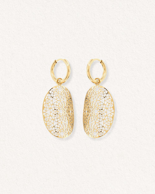 Como Jewelry Auskari - Aura: zelta riņķveida auskari ar lieliem, ovāliem piekariņiem, kuros uz gaišas faktūras fona attēlots detalizēts mežģīnēm līdzīgs ģeometrisks zīmējums - auskari.