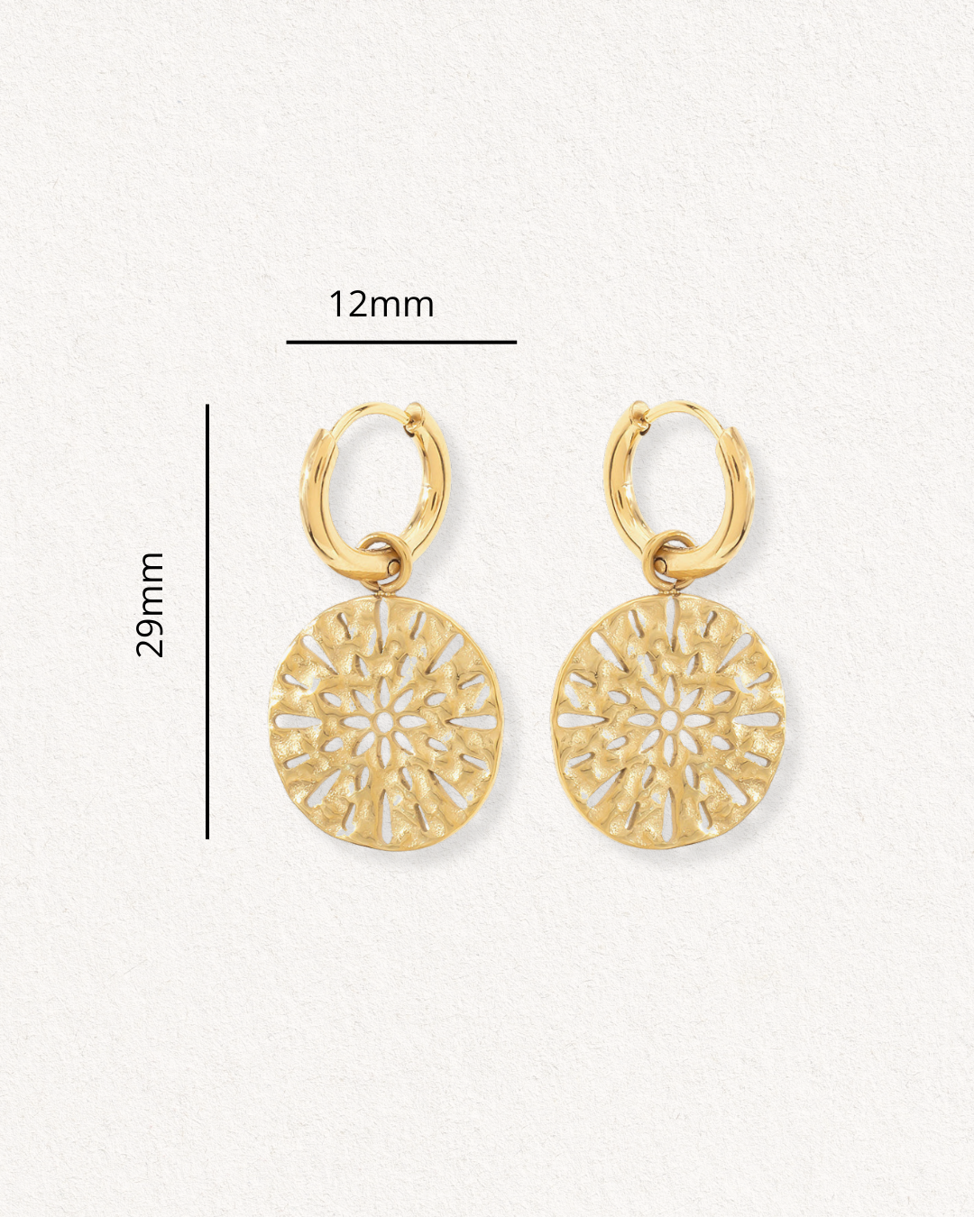 Como Jewelry Auskari - Saules raksti: zelta riņķveida auskari ar fakturētiem, apaļiem medaljonu piekariņiem. To platums ir 12 mm, garums - 29 mm, un tie ir antialerģiski - ideāli piemēroti jutīgām ausīm. Balts fons.