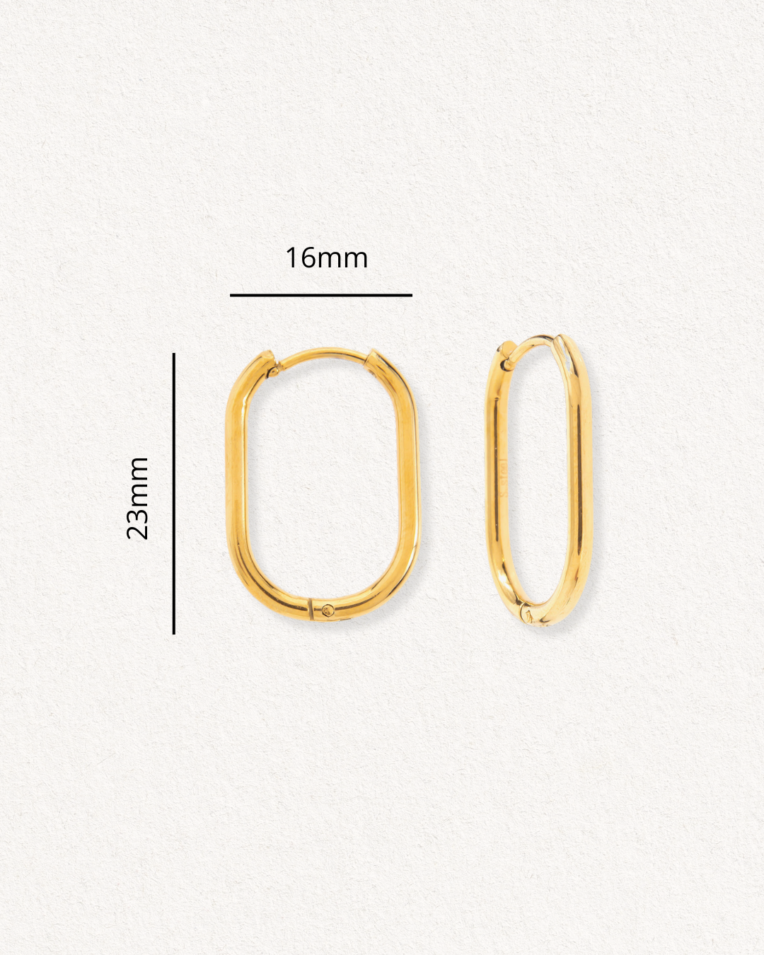 Divi Mazie auskari - Ovāls by Como Jewelry ar zelta pārklājums ir parādīti uz gaiša fona, viens vērsts uz priekšu un viens no sāniem. Izmēri: Izmēri: 23 mm augsts, 16 mm plats.