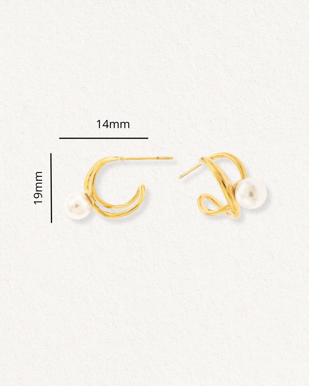 Como Jewelry Mazie auskari - cilpa: 14k apzeltīti auskari ar pērļu imitācijas akcentu. Attēlots uz gaiša fona - viens auskars vērsts uz priekšu, otrs no sāniem. Izmēri: Izmērs: 14 mm plats, 19 mm garš.