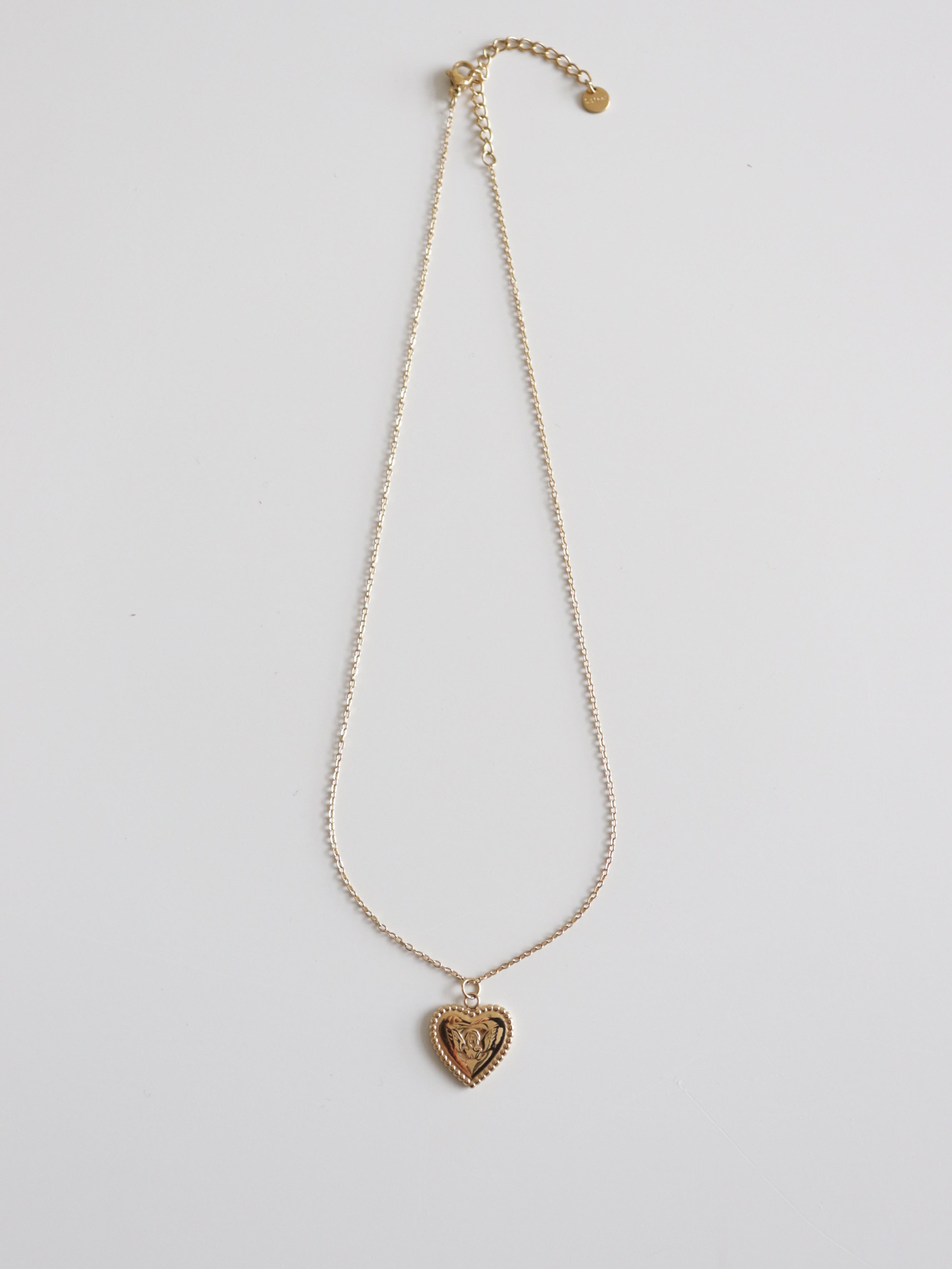Como Jewelry Kaklarota - Sirds ir nerūsējošā tērauda kaklarota ar regulējamu aizdari un smalku sirds formas kulonu, kas attēlots uz balta fona.