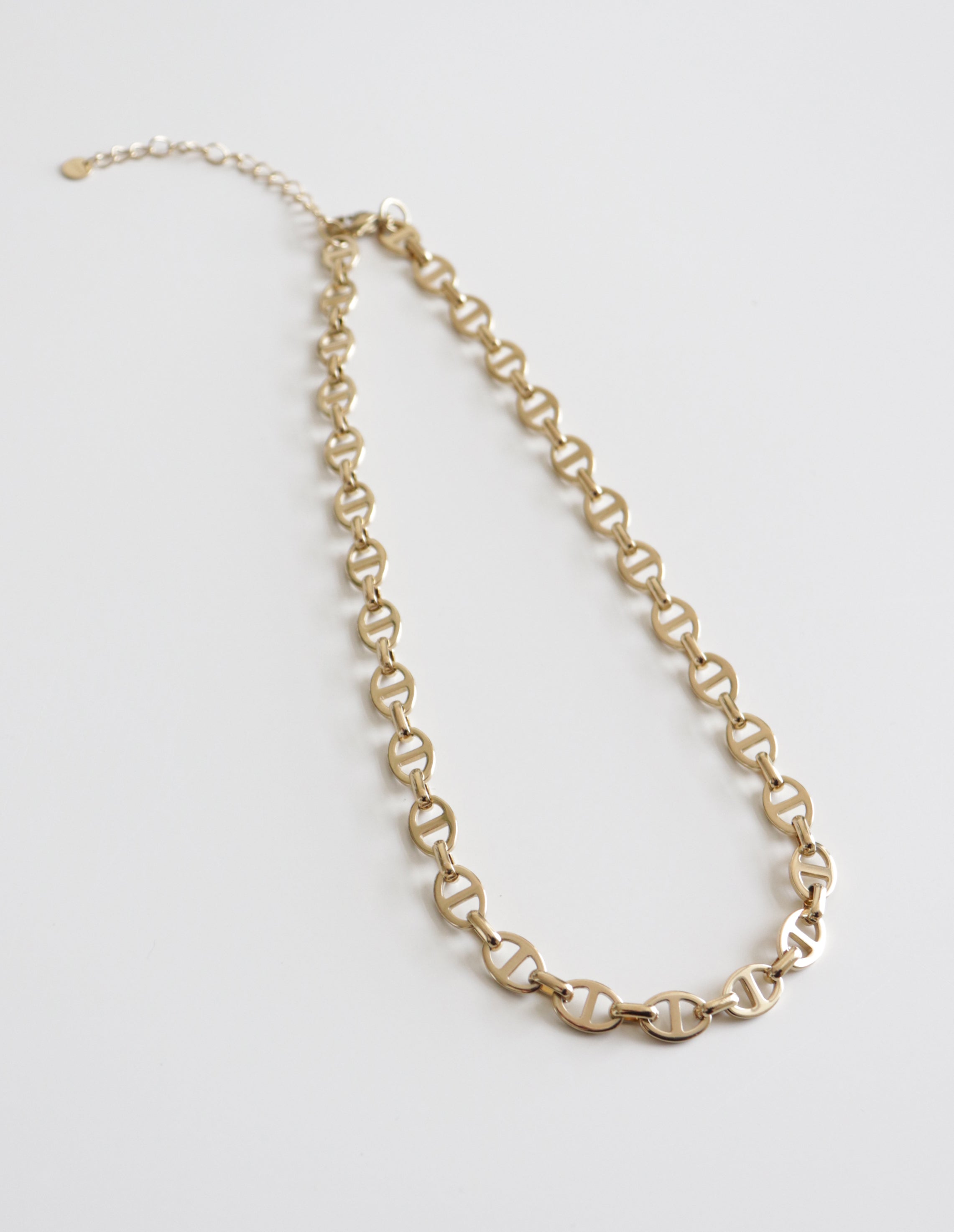 Como Jewelry "Kaklarota - Zelta ķēde"- sieviešu zelta kaklarota ar mūsdienīgu ovālu posmu dizainu, regulējamu aizdari un smalku pagarinājuma ķēdīti.