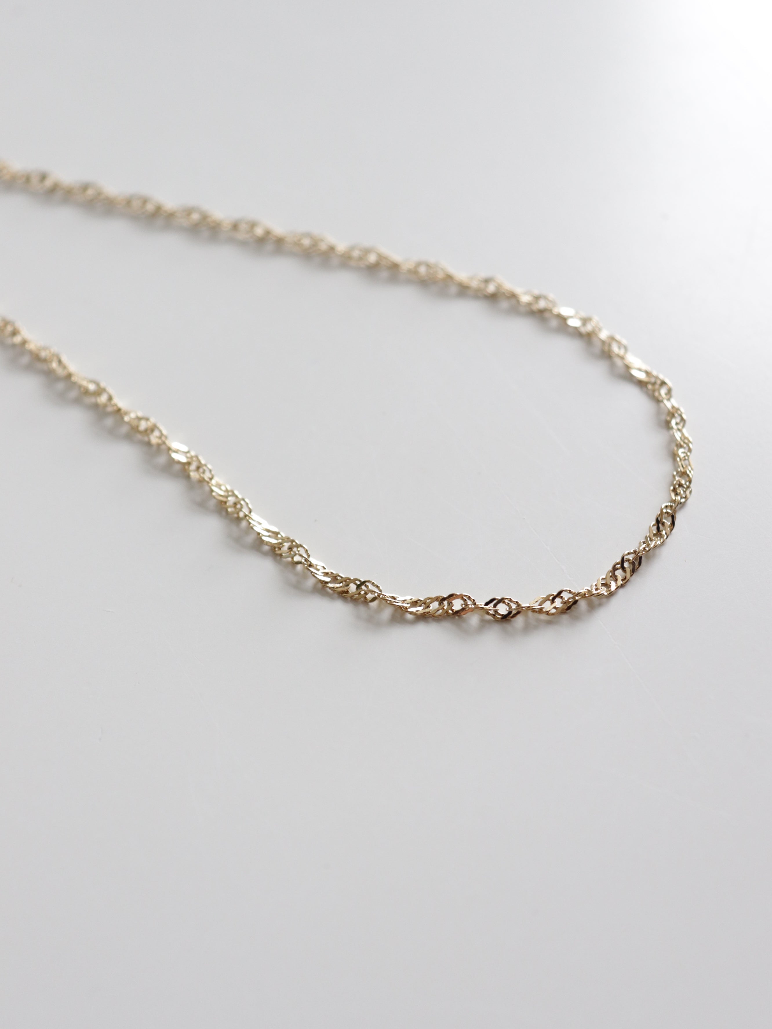 Como Jewelry Kaklarota - Zelta vijums ir ar savītu virves dizainu, kas eleganti attēlots uz baltas virsmas. Šī antialerģiska rotaslieta ir lielisks aksesuārs, kas papildinās jebkuru stilu.