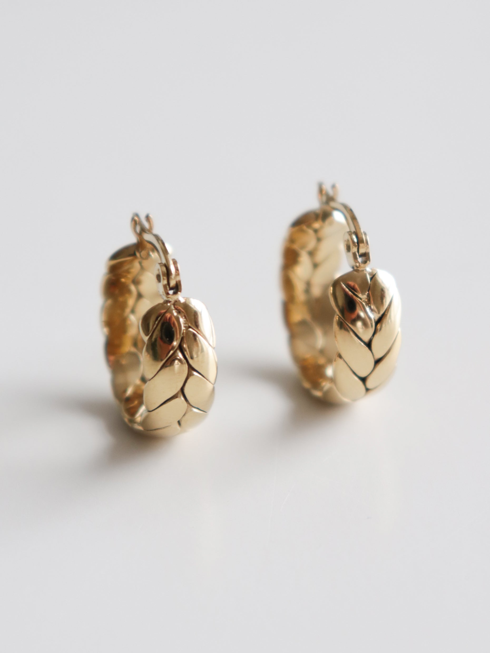 Como Jewelry Mazie auskari - Vijums riņķveida auskari ar gravētu lapu rakstu, ideāli piemēroti jutīgai ādai, uz balta fona.