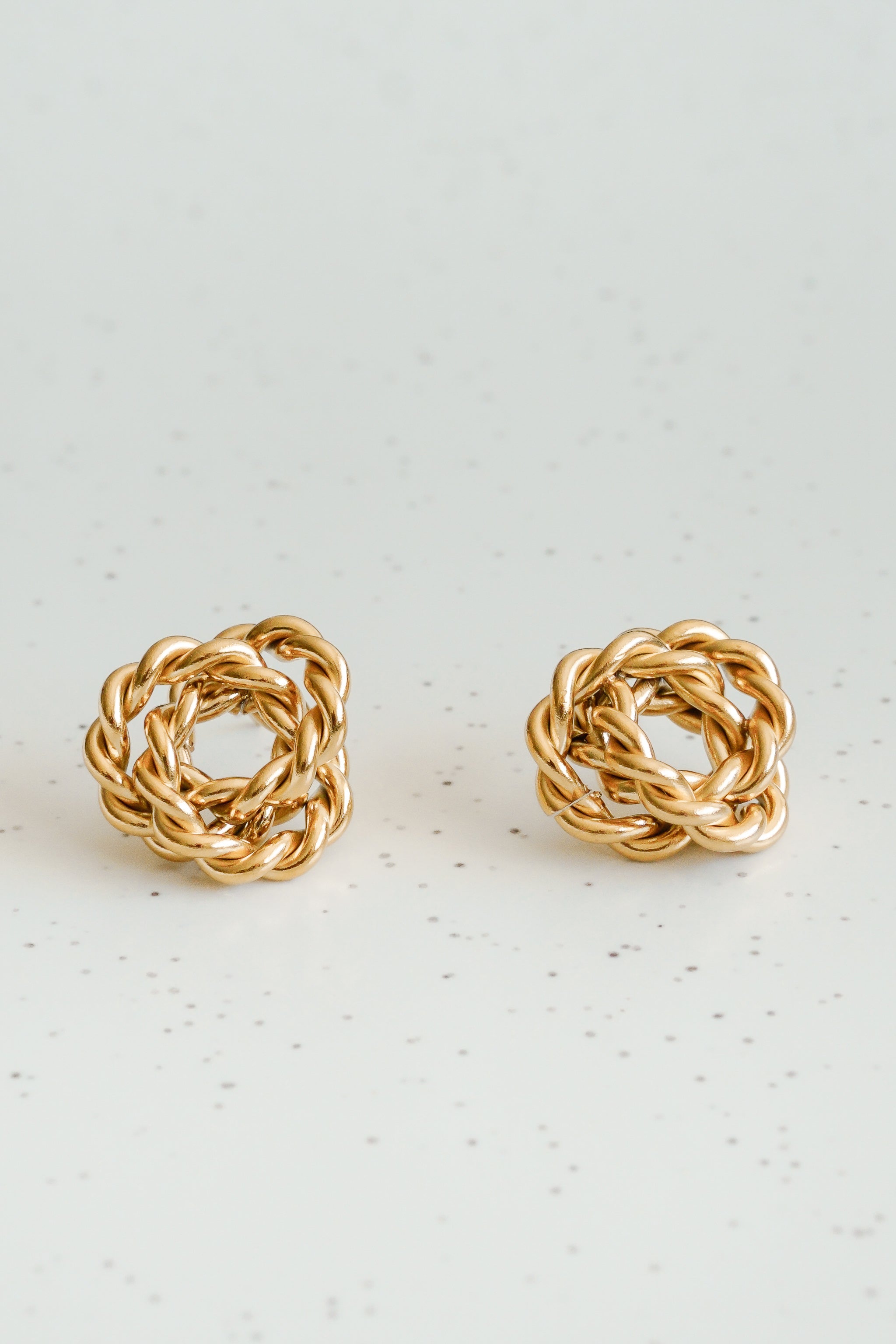 Mazie auskari - Mezgls no Como Jewelry - klasiskā mezgla dizainā, veidoti no zelta pārklāta tērauda, simboliskas rotaslietas ar mūžīgu eleganci.