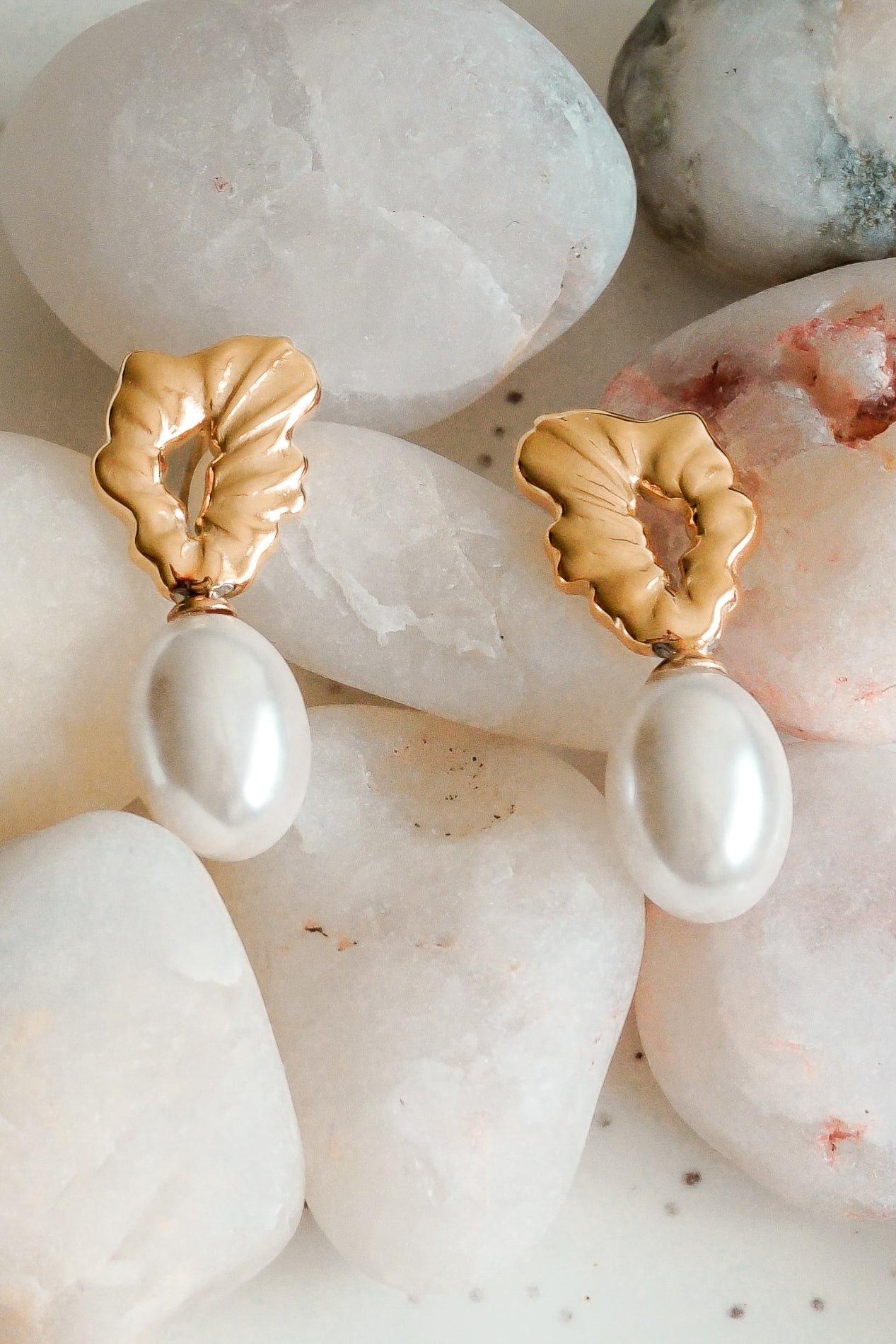 Mazie auskari - Plūstošā pērle no Como Jewelry: zelta pārklāts nerūsējošais tērauds, neregulāras formas ar baltām pērļu kuloniem, eleganti un ūdensizturīgi auskari uz gludiem baltiem akmeņiem.