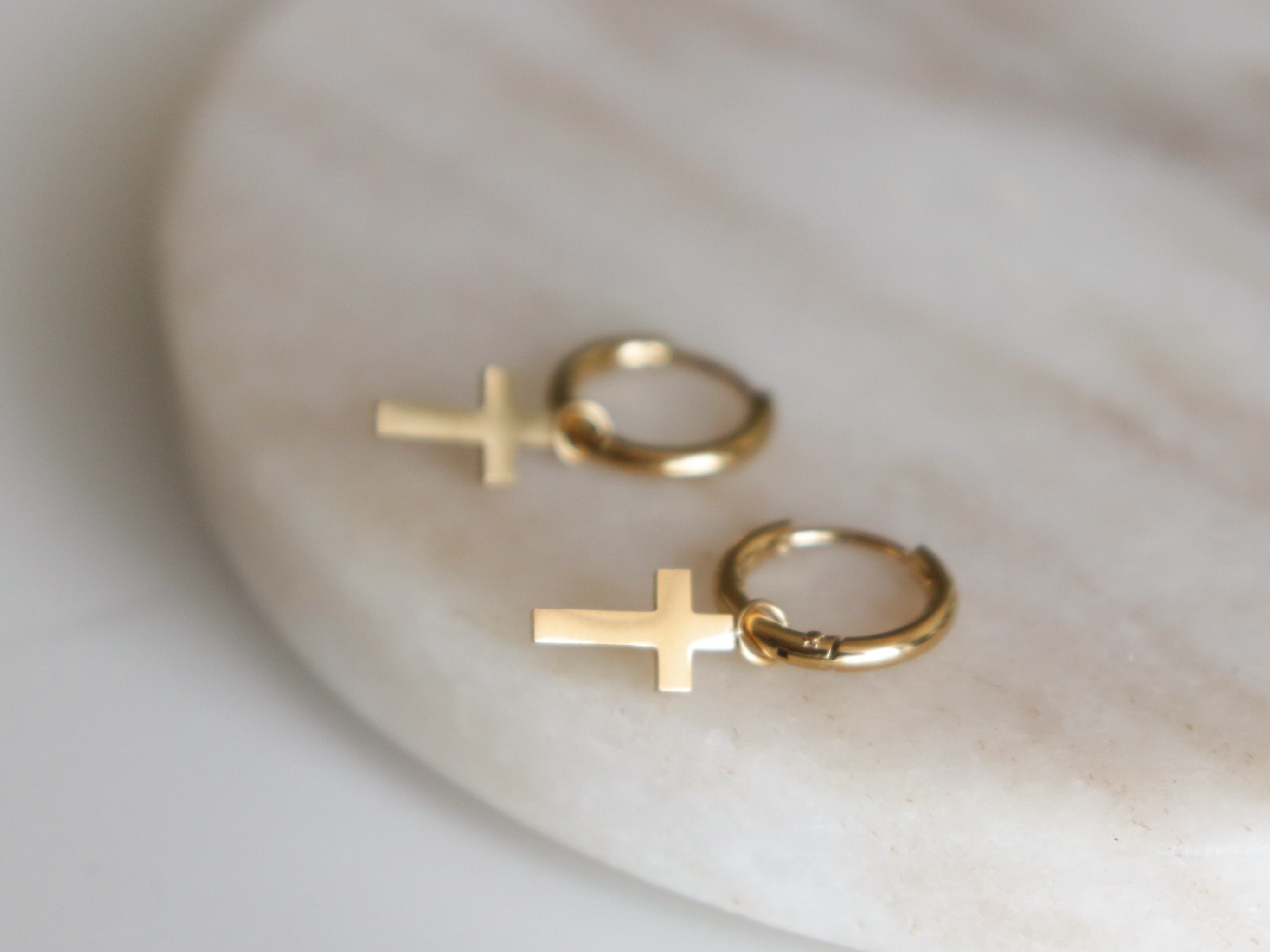 Rotaslietas Auskari - ar krustu: Moderni auskari ikdienai, ideāli piemēroti ikdienas valkāšanai.