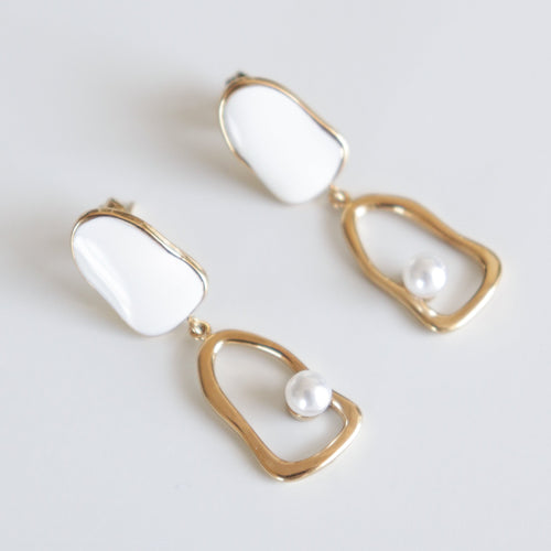 Como Jewelry Auskari - Atspulgs ir mūsdienīgi auskari ar neregulārām baltas emaljas virskārtas maliņām, atvērtiem zelta ietvariem un vienu pērļu pērlīti, kas iekarināta katrā auseklī. Ūdensizturīgi un ideāli piemēroti ikdienas elegancei.